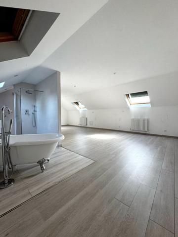 Maison contemporaine spacieuse à vendre à Louvroil - 11 pièces, grand terrain, calme assuré