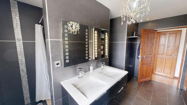 2 Villas,  piscine et garage de 100m2