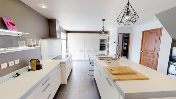 2 Villas,  piscine et garage de 100m2