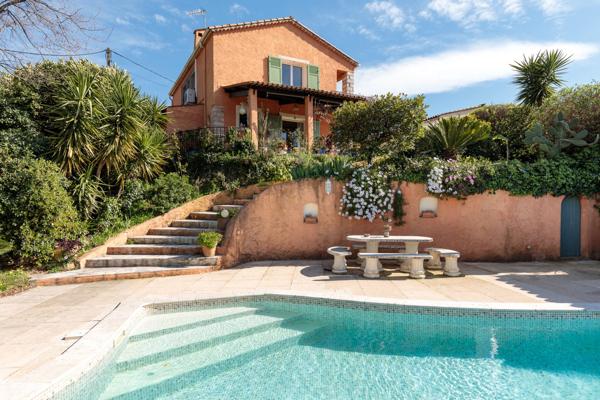 belle villa avec piscine sans vis a vis en position dominante  avec magnifique vue