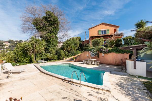 belle villa avec piscine sans vis a vis en position dominante  avec magnifique vue