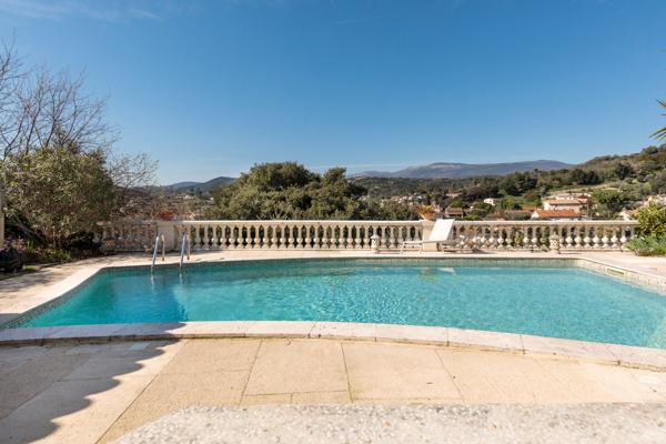 belle villa avec piscine sans vis a vis en position dominante  avec magnifique vue