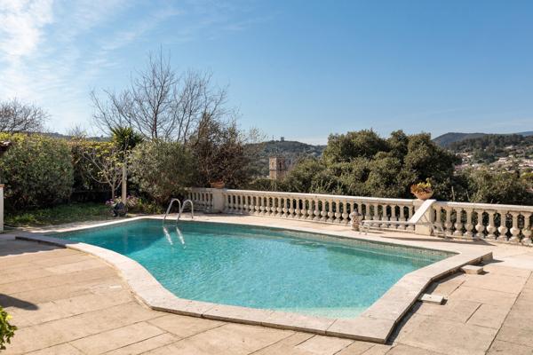 belle villa avec piscine sans vis a vis en position dominante  avec magnifique vue