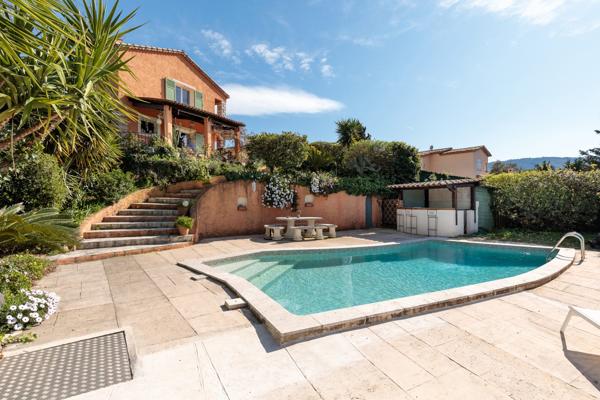 belle villa avec piscine sans vis a vis en position dominante  avec magnifique vue