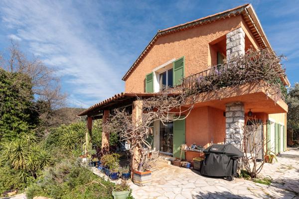belle villa avec piscine sans vis a vis en position dominante  avec magnifique vue