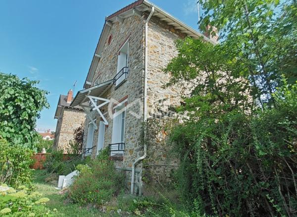 BEAUCHAMP – AUTHENTIQUE MEULIÈRE INDÉPENDANTE – 696 m² DE TERRAIN – PISCINABLE – DÉPENDANCES – FORT POTENTIEL D'ÉVOLUTION