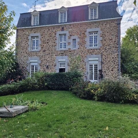 A VENDRE dans le centre ville de MAYENNE, une propriété de caractère en pierres composée: 
1/ ...