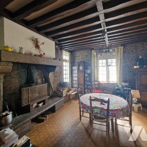 A VENDRE dans le centre ville de MAYENNE, une propriété de caractère en pierres composée: 
1/ ...