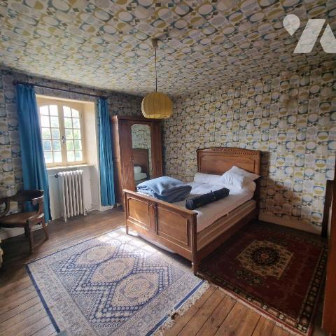 A VENDRE dans le centre ville de MAYENNE, une propriété de caractère en pierres composée: 
1/ ...