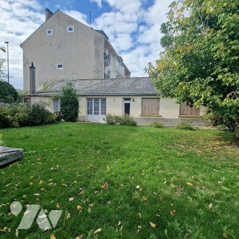 A VENDRE dans le centre ville de MAYENNE, une propriété de caractère en pierres composée: 
1/ ...