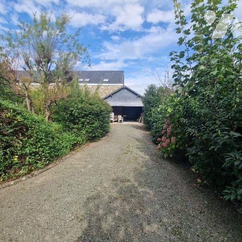 A VENDRE dans le centre ville de MAYENNE, une propriété de caractère en pierres composée: 
1/ ...