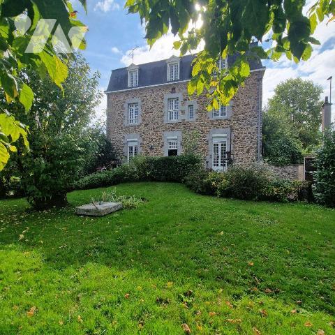 A VENDRE dans le centre ville de MAYENNE, une propriété de caractère en pierres composée: 
1/ ...