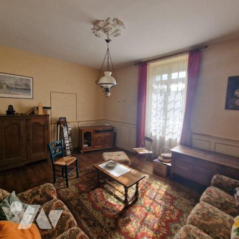 A VENDRE dans le centre ville de MAYENNE, une propriété de caractère en pierres composée: 
1/ ...