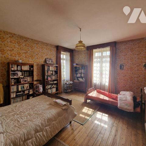 A VENDRE dans le centre ville de MAYENNE, une propriété de caractère en pierres composée: 
1/ ...