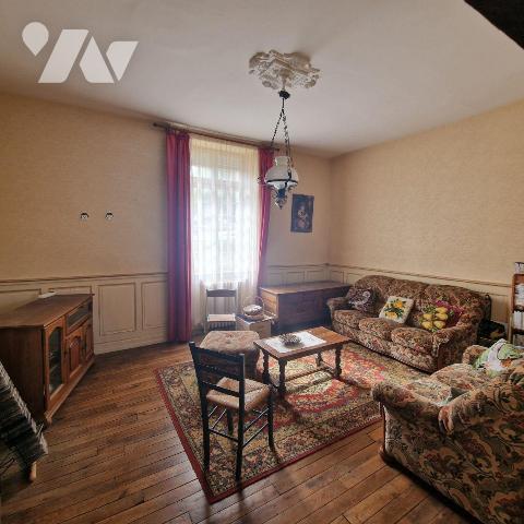 A VENDRE dans le centre ville de MAYENNE, une propriété de caractère en pierres composée: 
1/ ...