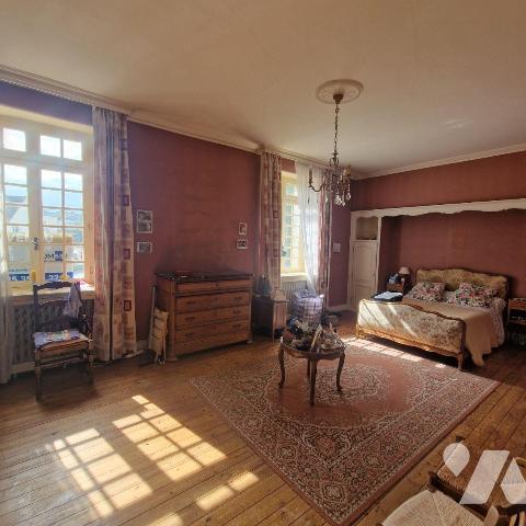 A VENDRE dans le centre ville de MAYENNE, une propriété de caractère en pierres composée: 
1/ ...