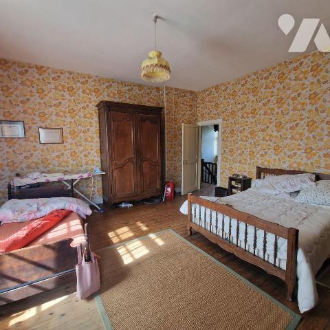 A VENDRE dans le centre ville de MAYENNE, une propriété de caractère en pierres composée: 
1/ ...