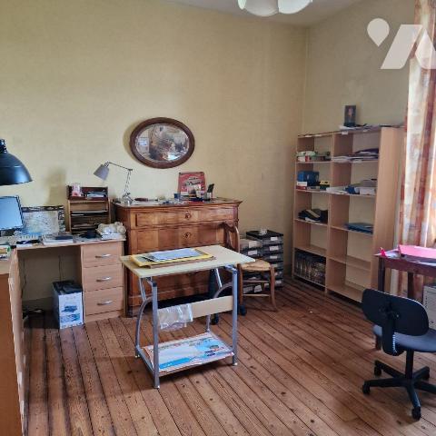 A VENDRE dans le centre ville de MAYENNE, une propriété de caractère en pierres composée: 
1/ ...