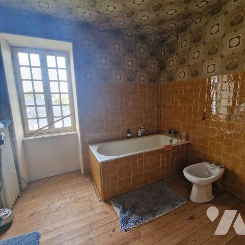 A VENDRE dans le centre ville de MAYENNE, une propriété de caractère en pierres composée: 
1/ ...