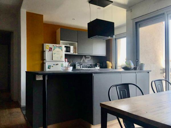 "Versailles Chantiers" 2 minutes de la gare "Chantiers" - Bel appartement meublé de 3 pièces avec terrasse et cave plein soleil! Loyer 1 863 €/mois charges comprises **  - Référence  19081