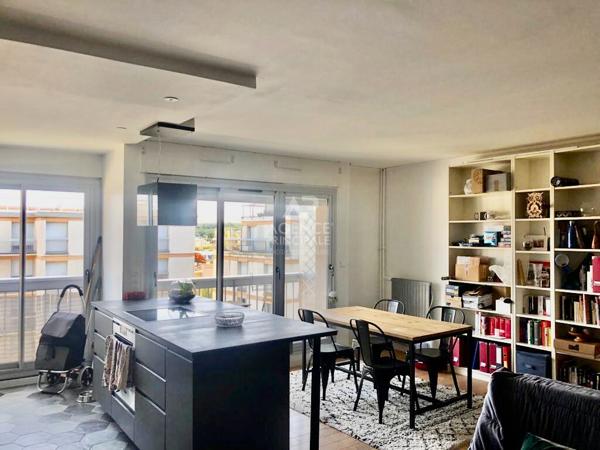 "Versailles Chantiers" 2 minutes de la gare "Chantiers" - Bel appartement meublé de 3 pièces avec terrasse et cave plein soleil! Loyer 1 863 €/mois charges comprises **  - Référence  19081