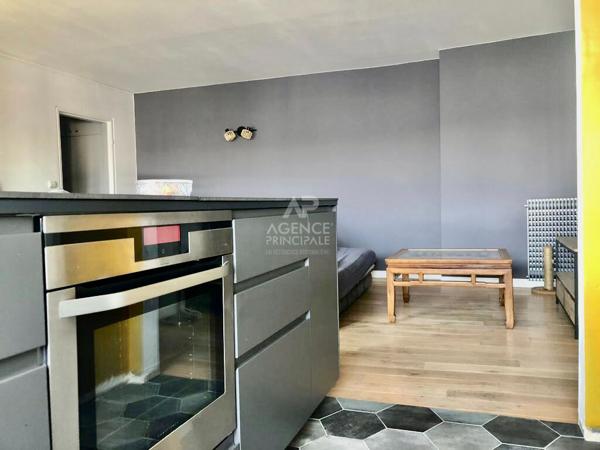 "Versailles Chantiers" 2 minutes de la gare "Chantiers" - Bel appartement meublé de 3 pièces avec terrasse et cave plein soleil! Loyer 1 863 €/mois charges comprises **  - Référence  19081