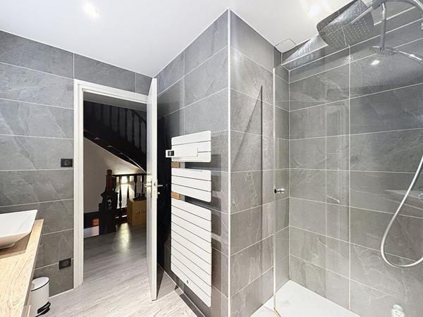 Appartement spacieux 5 pièces à vendre au dernier étage en centre-ville de Saint-Étienne