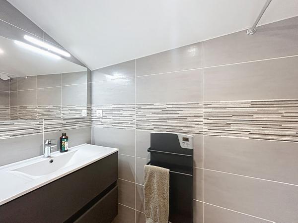 Appartement spacieux 5 pièces à vendre au dernier étage en centre-ville de Saint-Étienne