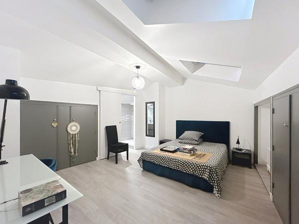 Appartement spacieux 5 pièces à vendre au dernier étage en centre-ville de Saint-Étienne