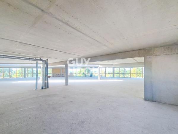 Local Commercial de 725 m² à louer avec 10 places de stationnement