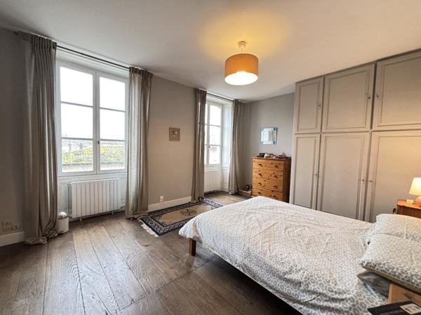 PRIX BAISSÉ - Élégante Maison de Maître, vastes dépendances, jardin, proximité des commerces Champagne mouton