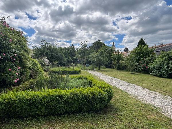 PRIX BAISSÉ - Élégante Maison de Maître, vastes dépendances, jardin, proximité des commerces Champagne mouton
