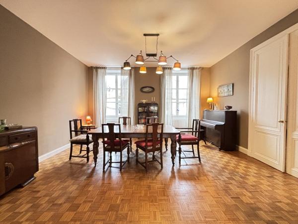 PRIX BAISSÉ - Élégante Maison de Maître, vastes dépendances, jardin, proximité des commerces Champagne mouton