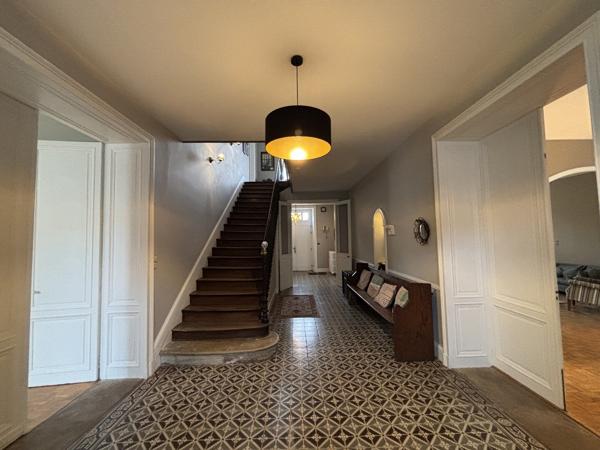PRIX BAISSÉ - Élégante Maison de Maître, vastes dépendances, jardin, proximité des commerces Champagne mouton