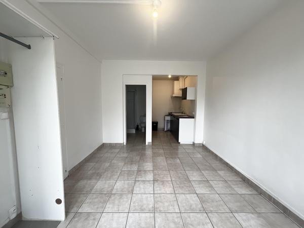 Studio
                                                                                                                                                                                                                                                                                                                        1 pièce(s)                                                                                                                                                                                                                                                                                                                              22.9  m²