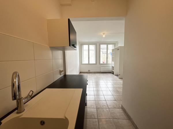 Studio
                                                                                                                                                                                                                                                                                                                        1 pièce(s)                                                                                                                                                                                                                                                                                                                              22.9  m²