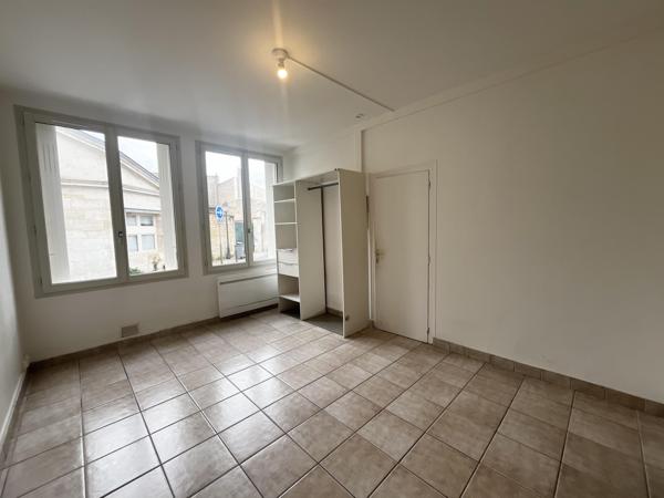 Studio
                                                                                                                                                                                                                                                                                                                        1 pièce(s)                                                                                                                                                                                                                                                                                                                              22.9  m²