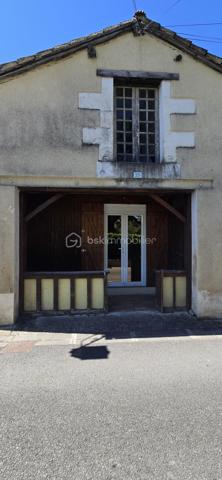En plein coeur de la ville, découvrez cette maison à réinventer entièrement, offrant un potentiel intéressant pour les amateurs de rénovation ou les investisseurs en quête de bien.
Les travaux ont été amorcés permettant d'imaginer plus facilement votre futur projet en conservant la liberté d'aménager les espaces selon vos envies.
Au rez-de-chaussée, il est possible de créer une agréable pièce de vie avec cuisine, salle à manger, salle d'eau et chambre. 
A l'étage les combles offrent un vaste volume à exploiter pour agrandir l'habitation.
Nombreux atouts pour une maison de centre ville : garage, nombreuses dépendances, et surtout petit jardin intérieur de 90m2, endroit paisible à l'abri des regards.