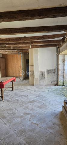 En plein coeur de la ville, découvrez cette maison à réinventer entièrement, offrant un potentiel intéressant pour les amateurs de rénovation ou les investisseurs en quête de bien.
Les travaux ont été amorcés permettant d'imaginer plus facilement votre futur projet en conservant la liberté d'aménager les espaces selon vos envies.
Au rez-de-chaussée, il est possible de créer une agréable pièce de vie avec cuisine, salle à manger, salle d'eau et chambre. 
A l'étage les combles offrent un vaste volume à exploiter pour agrandir l'habitation.
Nombreux atouts pour une maison de centre ville : garage, nombreuses dépendances, et surtout petit jardin intérieur de 90m2, endroit paisible à l'abri des regards.