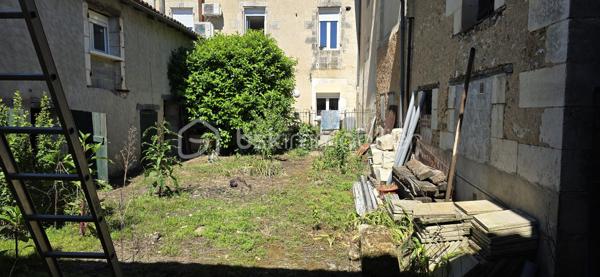 En plein coeur de la ville, découvrez cette maison à réinventer entièrement, offrant un potentiel intéressant pour les amateurs de rénovation ou les investisseurs en quête de bien.
Les travaux ont été amorcés permettant d'imaginer plus facilement votre futur projet en conservant la liberté d'aménager les espaces selon vos envies.
Au rez-de-chaussée, il est possible de créer une agréable pièce de vie avec cuisine, salle à manger, salle d'eau et chambre. 
A l'étage les combles offrent un vaste volume à exploiter pour agrandir l'habitation.
Nombreux atouts pour une maison de centre ville : garage, nombreuses dépendances, et surtout petit jardin intérieur de 90m2, endroit paisible à l'abri des regards.