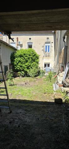 En plein coeur de la ville, découvrez cette maison à réinventer entièrement, offrant un potentiel intéressant pour les amateurs de rénovation ou les investisseurs en quête de bien.
Les travaux ont été amorcés permettant d'imaginer plus facilement votre futur projet en conservant la liberté d'aménager les espaces selon vos envies.
Au rez-de-chaussée, il est possible de créer une agréable pièce de vie avec cuisine, salle à manger, salle d'eau et chambre. 
A l'étage les combles offrent un vaste volume à exploiter pour agrandir l'habitation.
Nombreux atouts pour une maison de centre ville : garage, nombreuses dépendances, et surtout petit jardin intérieur de 90m2, endroit paisible à l'abri des regards.