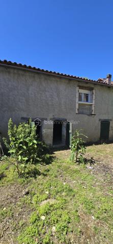 En plein coeur de la ville, découvrez cette maison à réinventer entièrement, offrant un potentiel intéressant pour les amateurs de rénovation ou les investisseurs en quête de bien.
Les travaux ont été amorcés permettant d'imaginer plus facilement votre futur projet en conservant la liberté d'aménager les espaces selon vos envies.
Au rez-de-chaussée, il est possible de créer une agréable pièce de vie avec cuisine, salle à manger, salle d'eau et chambre. 
A l'étage les combles offrent un vaste volume à exploiter pour agrandir l'habitation.
Nombreux atouts pour une maison de centre ville : garage, nombreuses dépendances, et surtout petit jardin intérieur de 90m2, endroit paisible à l'abri des regards.
