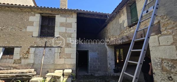 En plein coeur de la ville, découvrez cette maison à réinventer entièrement, offrant un potentiel intéressant pour les amateurs de rénovation ou les investisseurs en quête de bien.
Les travaux ont été amorcés permettant d'imaginer plus facilement votre futur projet en conservant la liberté d'aménager les espaces selon vos envies.
Au rez-de-chaussée, il est possible de créer une agréable pièce de vie avec cuisine, salle à manger, salle d'eau et chambre. 
A l'étage les combles offrent un vaste volume à exploiter pour agrandir l'habitation.
Nombreux atouts pour une maison de centre ville : garage, nombreuses dépendances, et surtout petit jardin intérieur de 90m2, endroit paisible à l'abri des regards.