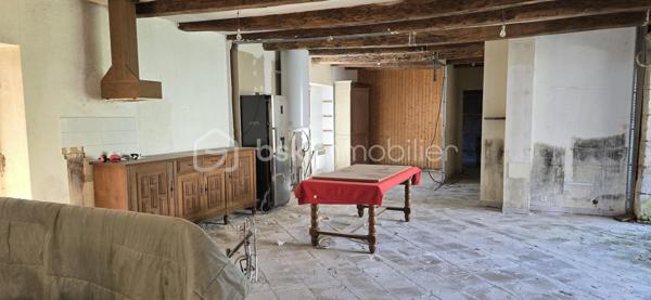 En plein coeur de la ville, découvrez cette maison à réinventer entièrement, offrant un potentiel intéressant pour les amateurs de rénovation ou les investisseurs en quête de bien.
Les travaux ont été amorcés permettant d'imaginer plus facilement votre futur projet en conservant la liberté d'aménager les espaces selon vos envies.
Au rez-de-chaussée, il est possible de créer une agréable pièce de vie avec cuisine, salle à manger, salle d'eau et chambre. 
A l'étage les combles offrent un vaste volume à exploiter pour agrandir l'habitation.
Nombreux atouts pour une maison de centre ville : garage, nombreuses dépendances, et surtout petit jardin intérieur de 90m2, endroit paisible à l'abri des regards.
