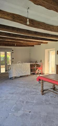 En plein coeur de la ville, découvrez cette maison à réinventer entièrement, offrant un potentiel intéressant pour les amateurs de rénovation ou les investisseurs en quête de bien.
Les travaux ont été amorcés permettant d'imaginer plus facilement votre futur projet en conservant la liberté d'aménager les espaces selon vos envies.
Au rez-de-chaussée, il est possible de créer une agréable pièce de vie avec cuisine, salle à manger, salle d'eau et chambre. 
A l'étage les combles offrent un vaste volume à exploiter pour agrandir l'habitation.
Nombreux atouts pour une maison de centre ville : garage, nombreuses dépendances, et surtout petit jardin intérieur de 90m2, endroit paisible à l'abri des regards.