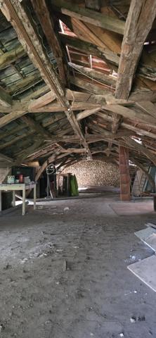 En plein coeur de la ville, découvrez cette maison à réinventer entièrement, offrant un potentiel intéressant pour les amateurs de rénovation ou les investisseurs en quête de bien.
Les travaux ont été amorcés permettant d'imaginer plus facilement votre futur projet en conservant la liberté d'aménager les espaces selon vos envies.
Au rez-de-chaussée, il est possible de créer une agréable pièce de vie avec cuisine, salle à manger, salle d'eau et chambre. 
A l'étage les combles offrent un vaste volume à exploiter pour agrandir l'habitation.
Nombreux atouts pour une maison de centre ville : garage, nombreuses dépendances, et surtout petit jardin intérieur de 90m2, endroit paisible à l'abri des regards.