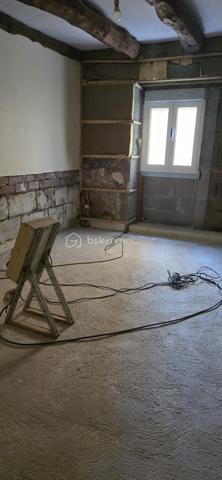 En plein coeur de la ville, découvrez cette maison à réinventer entièrement, offrant un potentiel intéressant pour les amateurs de rénovation ou les investisseurs en quête de bien.
Les travaux ont été amorcés permettant d'imaginer plus facilement votre futur projet en conservant la liberté d'aménager les espaces selon vos envies.
Au rez-de-chaussée, il est possible de créer une agréable pièce de vie avec cuisine, salle à manger, salle d'eau et chambre. 
A l'étage les combles offrent un vaste volume à exploiter pour agrandir l'habitation.
Nombreux atouts pour une maison de centre ville : garage, nombreuses dépendances, et surtout petit jardin intérieur de 90m2, endroit paisible à l'abri des regards.