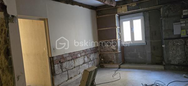 En plein coeur de la ville, découvrez cette maison à réinventer entièrement, offrant un potentiel intéressant pour les amateurs de rénovation ou les investisseurs en quête de bien.
Les travaux ont été amorcés permettant d'imaginer plus facilement votre futur projet en conservant la liberté d'aménager les espaces selon vos envies.
Au rez-de-chaussée, il est possible de créer une agréable pièce de vie avec cuisine, salle à manger, salle d'eau et chambre. 
A l'étage les combles offrent un vaste volume à exploiter pour agrandir l'habitation.
Nombreux atouts pour une maison de centre ville : garage, nombreuses dépendances, et surtout petit jardin intérieur de 90m2, endroit paisible à l'abri des regards.