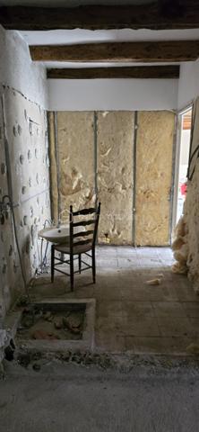 En plein coeur de la ville, découvrez cette maison à réinventer entièrement, offrant un potentiel intéressant pour les amateurs de rénovation ou les investisseurs en quête de bien.
Les travaux ont été amorcés permettant d'imaginer plus facilement votre futur projet en conservant la liberté d'aménager les espaces selon vos envies.
Au rez-de-chaussée, il est possible de créer une agréable pièce de vie avec cuisine, salle à manger, salle d'eau et chambre. 
A l'étage les combles offrent un vaste volume à exploiter pour agrandir l'habitation.
Nombreux atouts pour une maison de centre ville : garage, nombreuses dépendances, et surtout petit jardin intérieur de 90m2, endroit paisible à l'abri des regards.