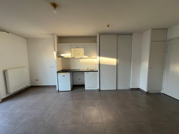 Appartement T2 avec garage fermé en sous-sol. Emplacement idéal!